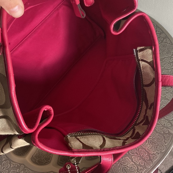 Coach Weekend Hamptons Signature
Stripe - Picture 9 of 12